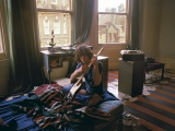 Syd Barrett, Tuning Guitar, Londra, 1969 by MICK ROCK